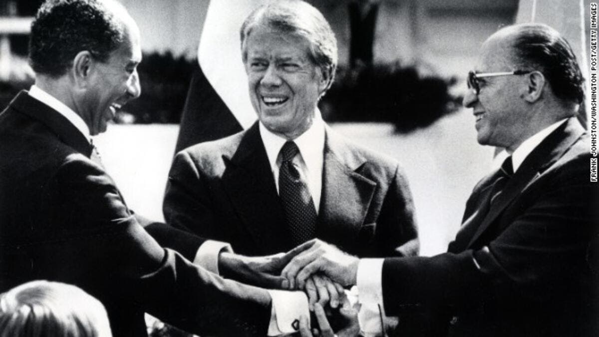محمد أنور السادات  الرئيس الثالث لجمهورية مصر حيث حصل على جائزة نوبل في السلام عام 1978 بالمشاركة مع مناحم بيغن رئيس وزراء إسرائيل.عندما القى في الكنيست الإسرائيلي كلمات تفيد بأهمية السلام بين مصر وإسرائيل بعد عامين من توقيع اتفاقية السلام بينهما.