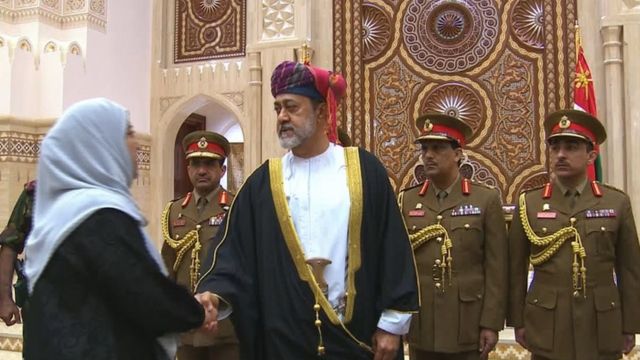 هيثم بن طارق سلطان عمان الجديد يسلم على سيدة ووراءه الحرس السلطاني العماني.