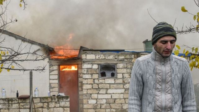 رجل أرمني يشعر بالحزن بعد حرق منزله في ناغورنو كاراباخ