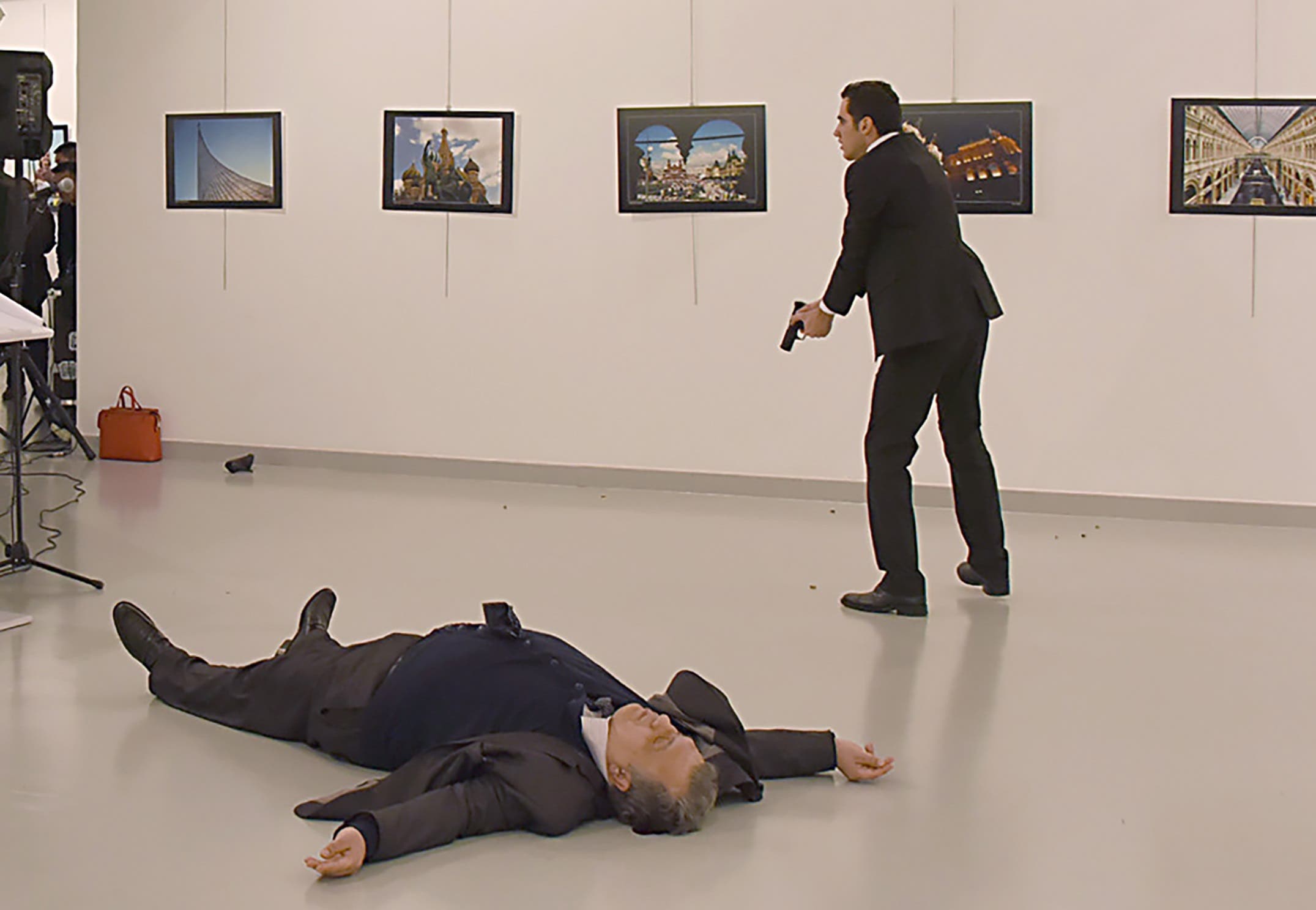 لحظة اغتيال السفير الروسي بتركيا