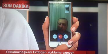 مكالمة أردوغان عبر فايس تايم عقب إعلان انقلاب تركيا العسكري الفاشل